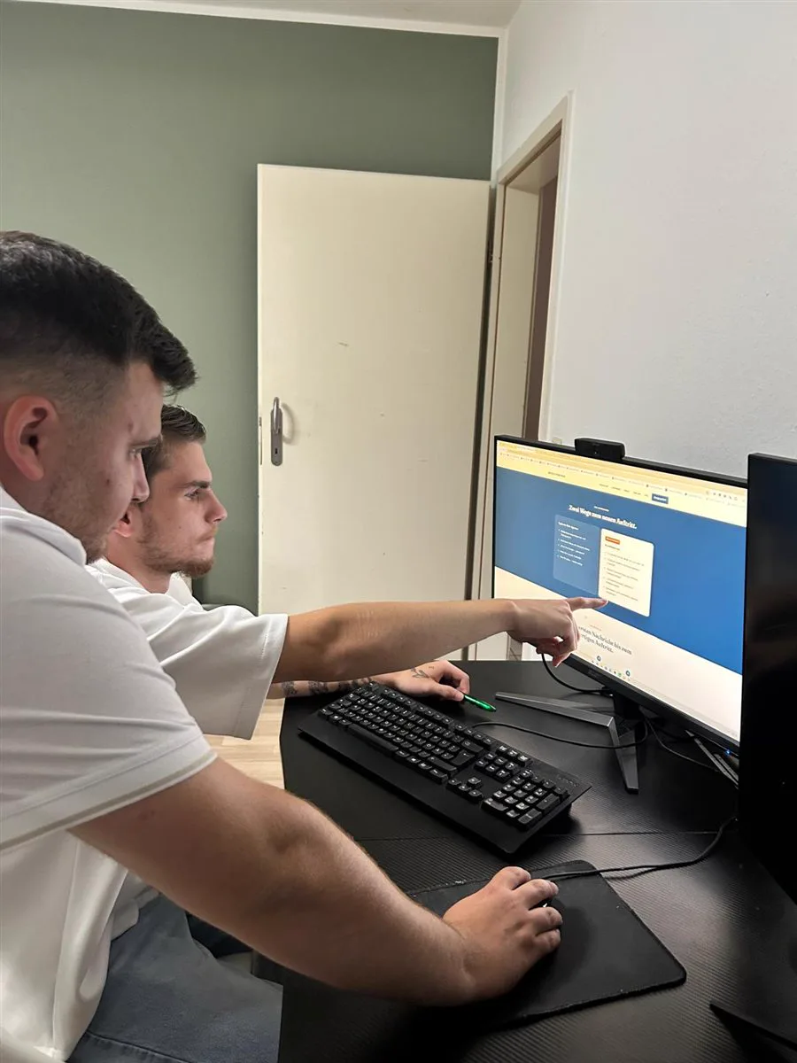 Jan und Tim Böhn arbeiten gemeinsam am Rechner an einer Website